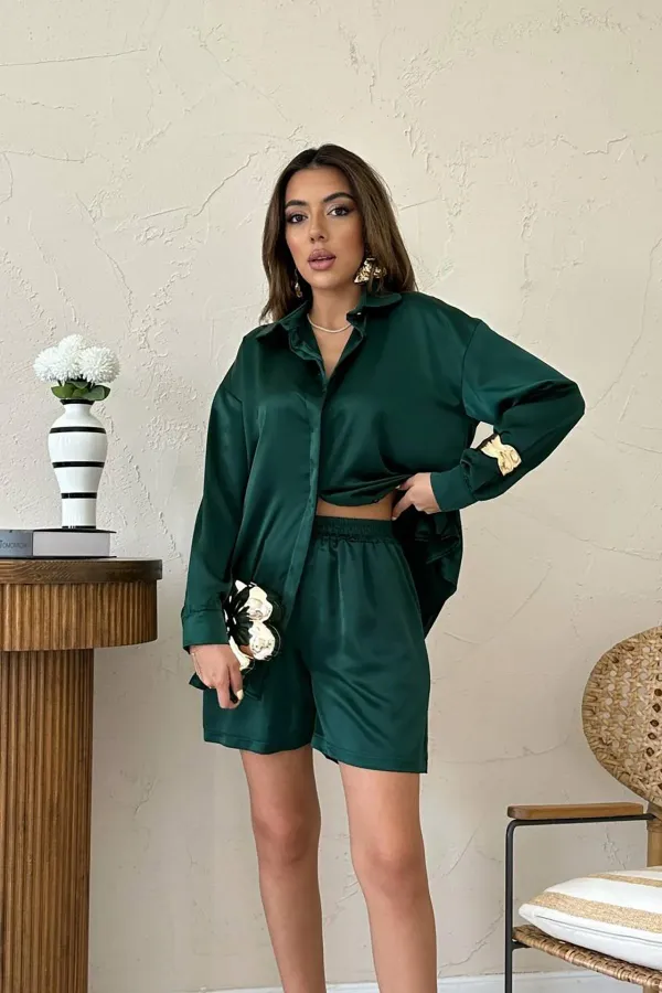 Costume short en satin émeraude en gros