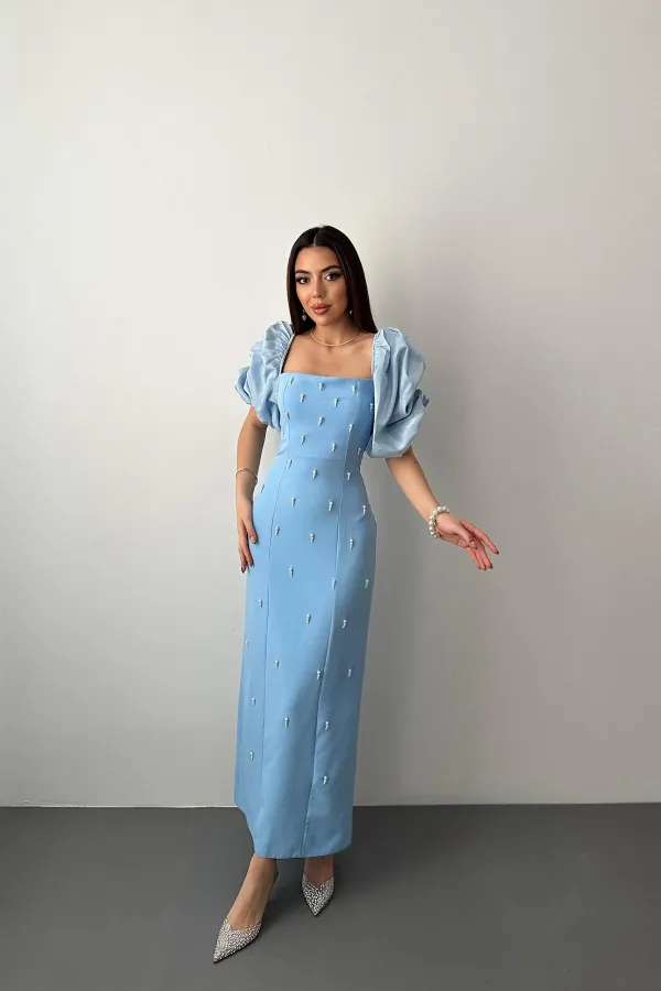 Robe bleu ciel brodée à manches en gros