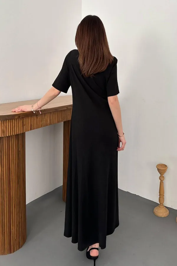 Robe noire plissée à col rond en gros