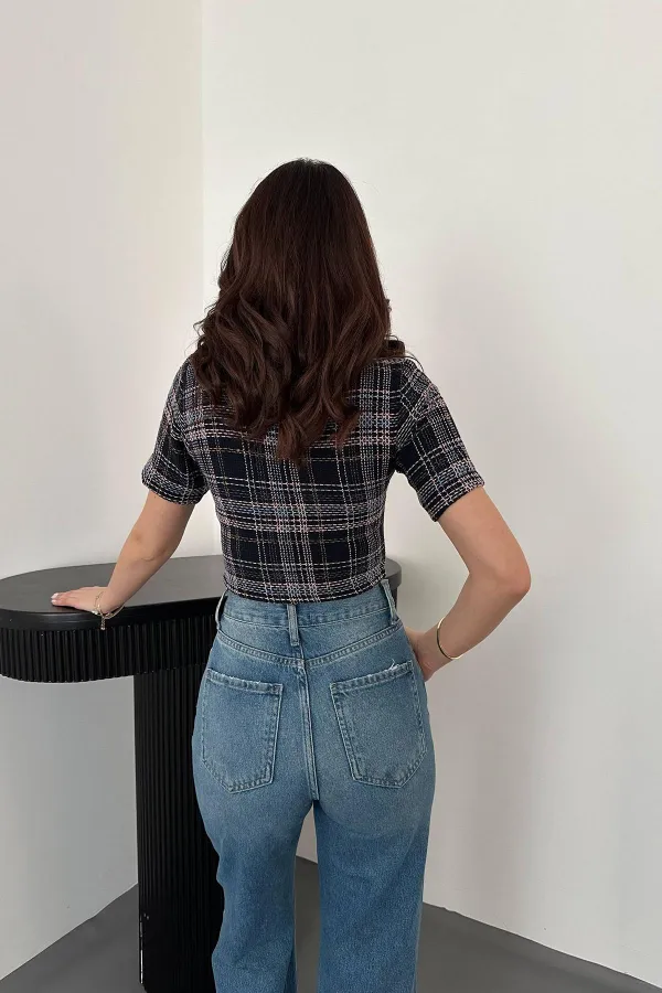 Chemisier noir rayé et boutonné en gros