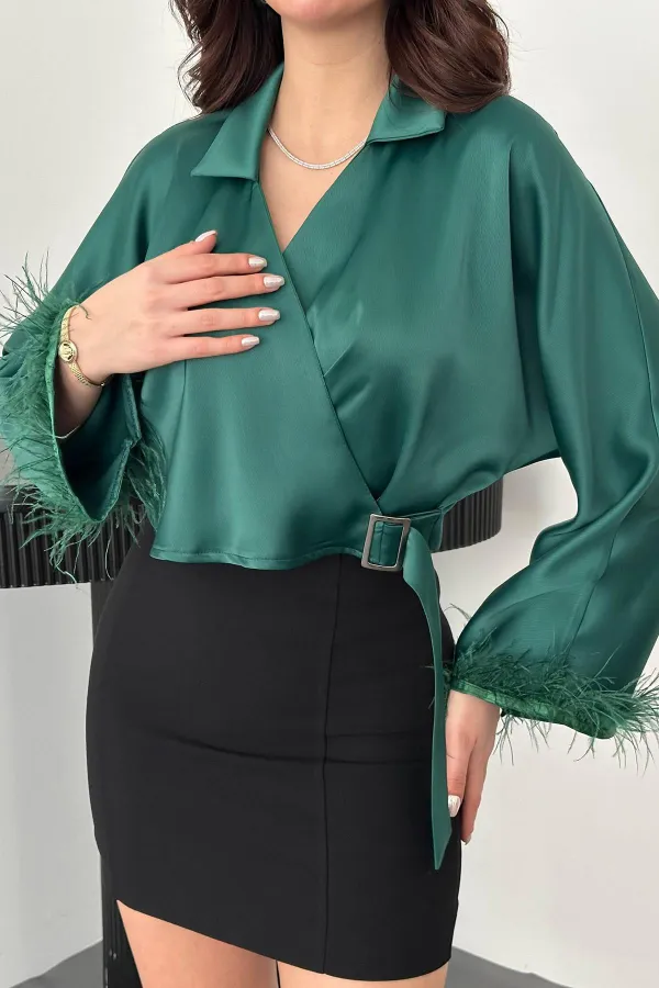 Haut court en satin émeraude avec manches à plumes, vente en gros