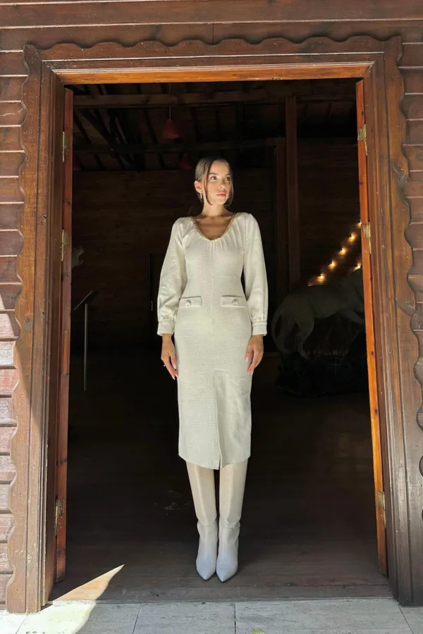 Robe écrue à col large en gros