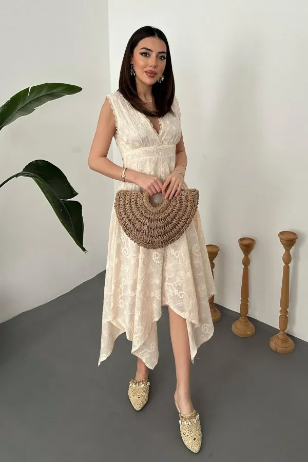 Robe beige brodée en gros