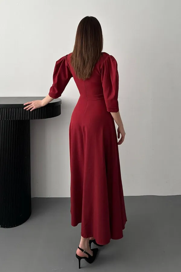 Robe longue bordeaux décolletée avec nœud décoratif sur le devant