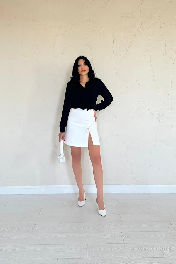 Mini-jupe fendue écrue à détails roses en gros