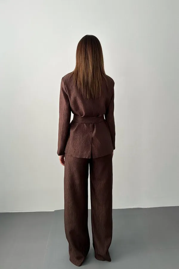 Costume marron brillant avec ceinture en gros