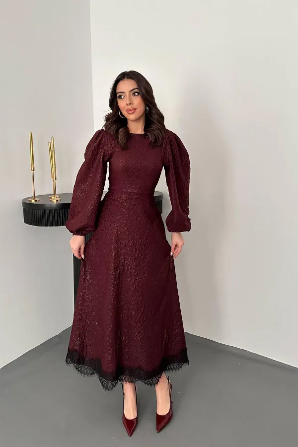 Robe longue ceinturée en dentelle gaufrée prune (vente en gros)