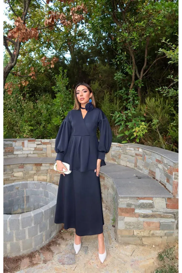 Costume bleu marine détaillé avec roses en gros