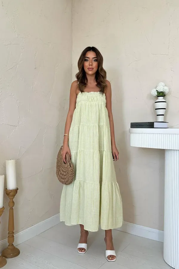 Robe en mousseline verte à rayures et bretelles en gros