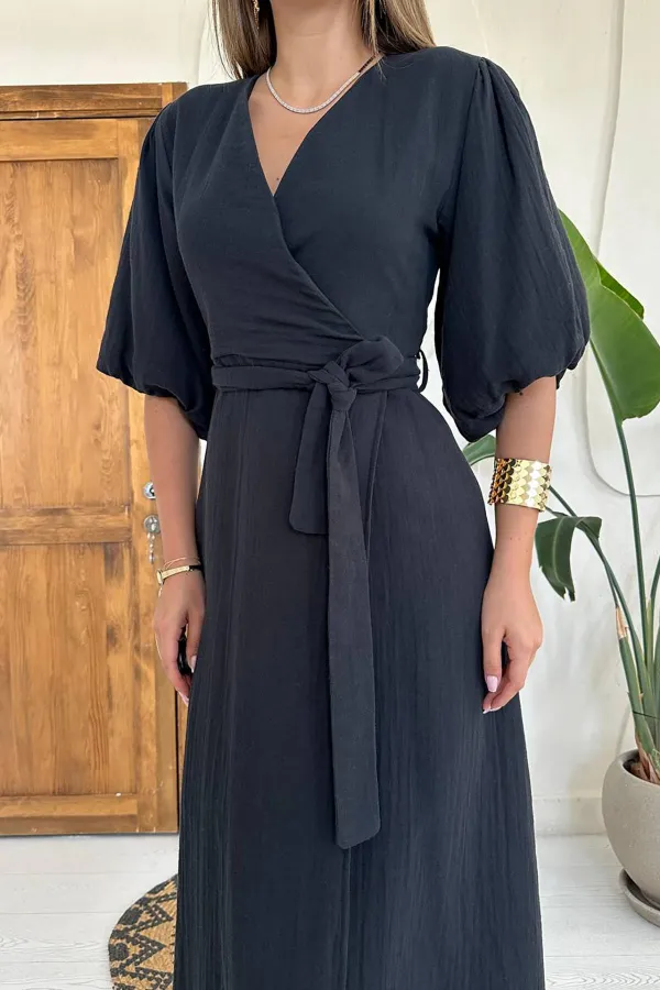 Robe en mousseline noire avec ceinture en gros