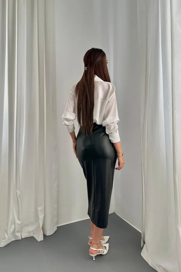 Jupe en cuir noire froncée et détaillée en gros