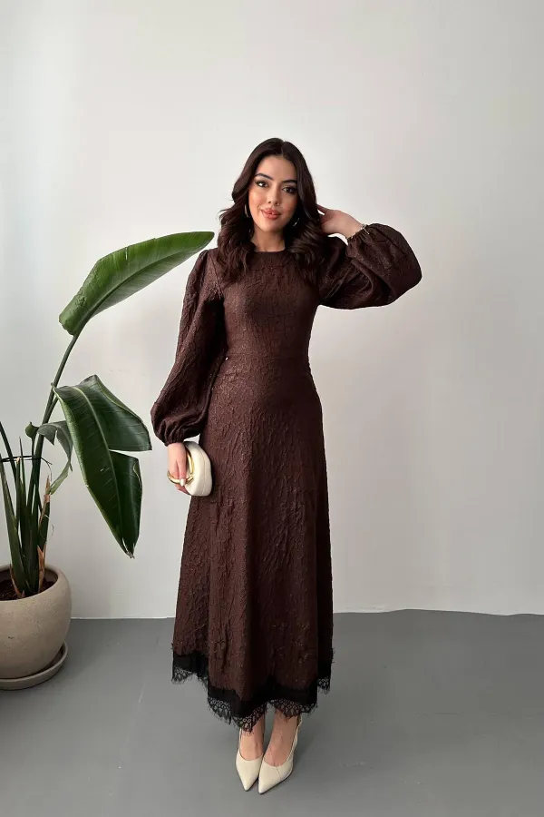 Toptan Kahverengi Kabartmalı Dantel Detaylı Kemerli Uzun Elbise
