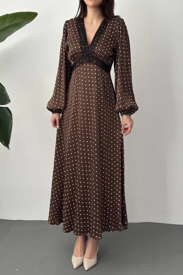 Robe marron satinée à pois avec détails en dentelle, vendue en gros