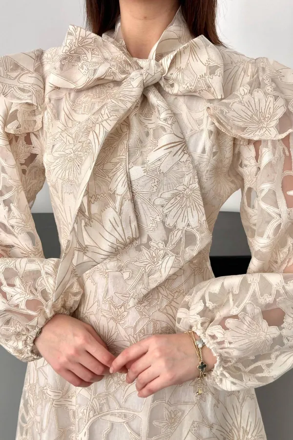 Robe beige en gros avec détail foulard au col