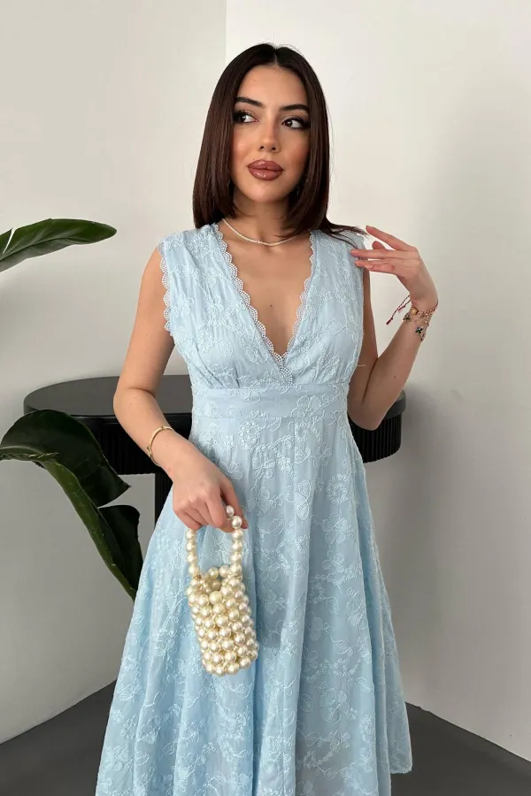 Robe bleue brodée en gros