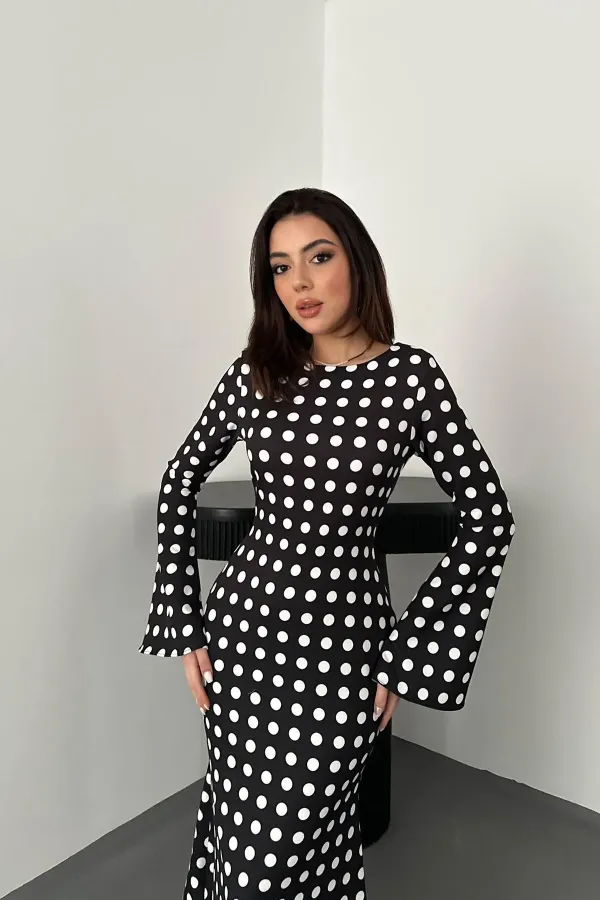 Robe moulante noire à pois en gros