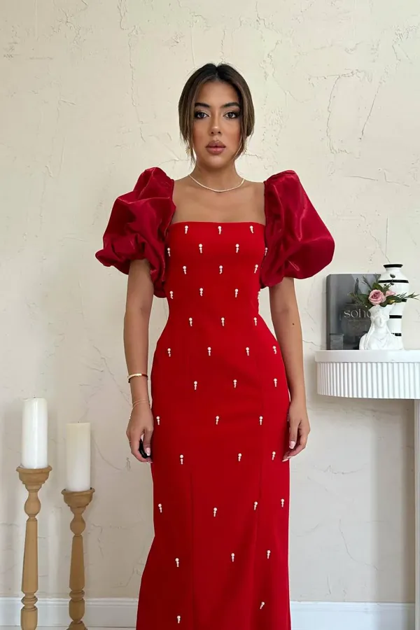Robe rouge à manches brodées en gros