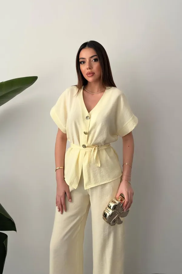 Ensemble deux pièces en modal avec détail de bouton jaune, vente en gros