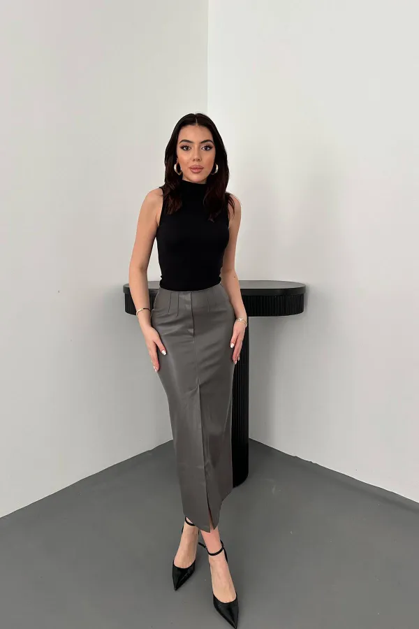 Jupe grise fendue et brodée en gros