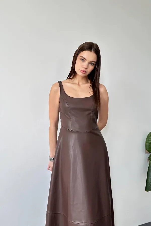 Robe en cuir marron à bretelles en gros