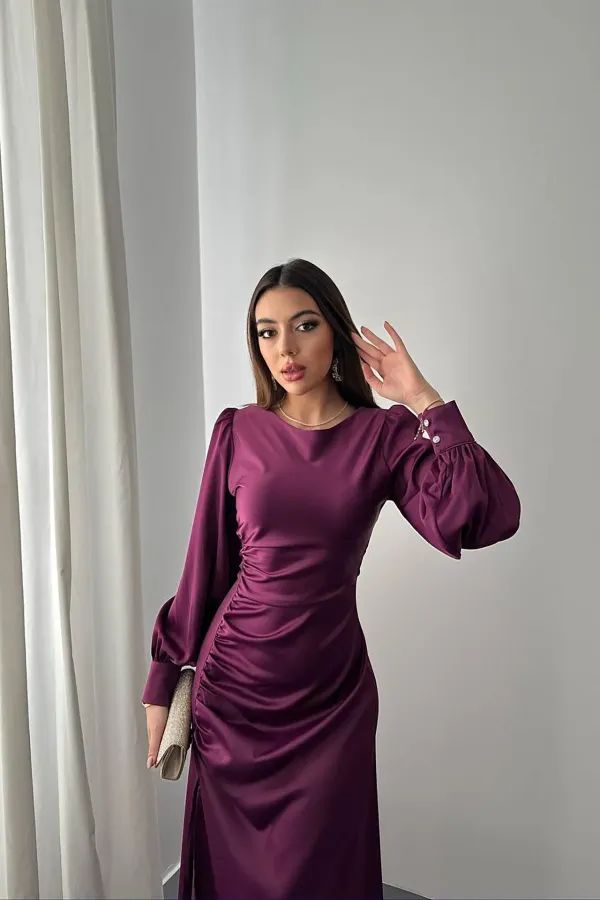 Robe en satin violet avec fente latérale et plis, vente en gros