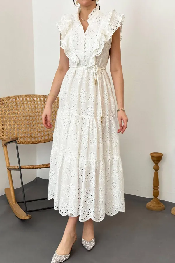 Robe blanche boutonnée à volants en gros