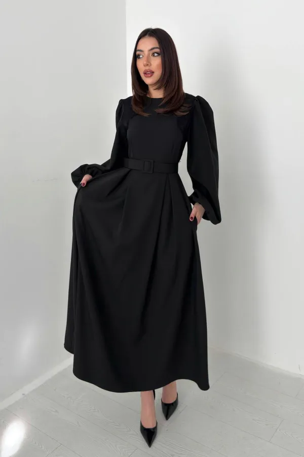 Robe noire en vente en gros avec détails en dentelle