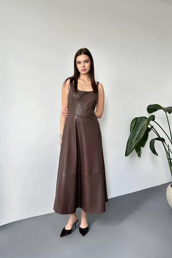 Robe en cuir marron à bretelles en gros