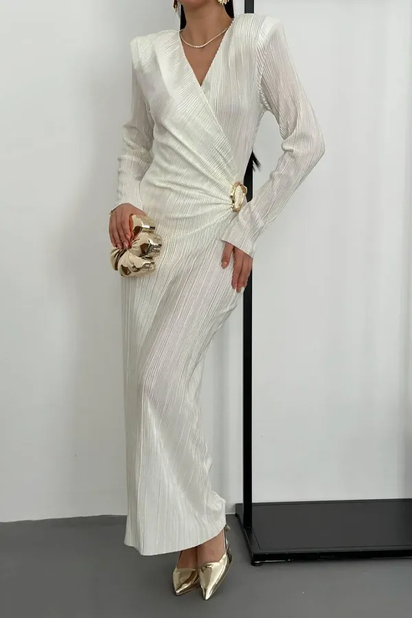 Robe plissée écrue à boucle en gros