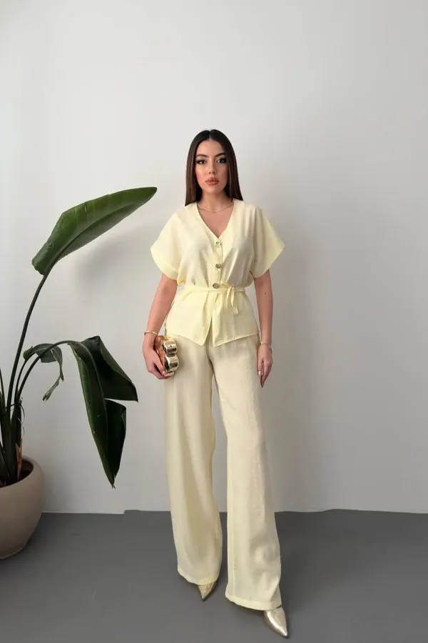 Ensemble deux pièces en modal avec détail de bouton jaune, vente en gros