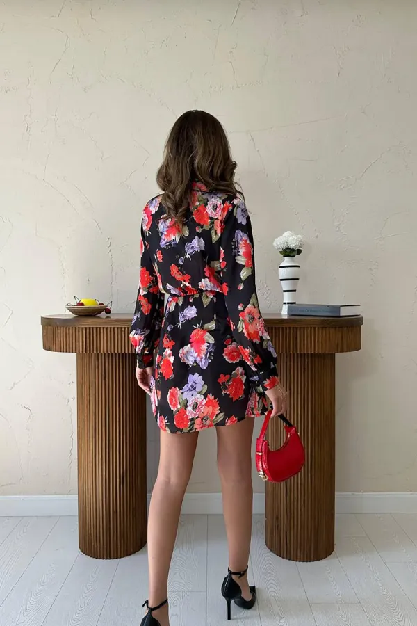 Robe en satin rouge avec ceinture en gros