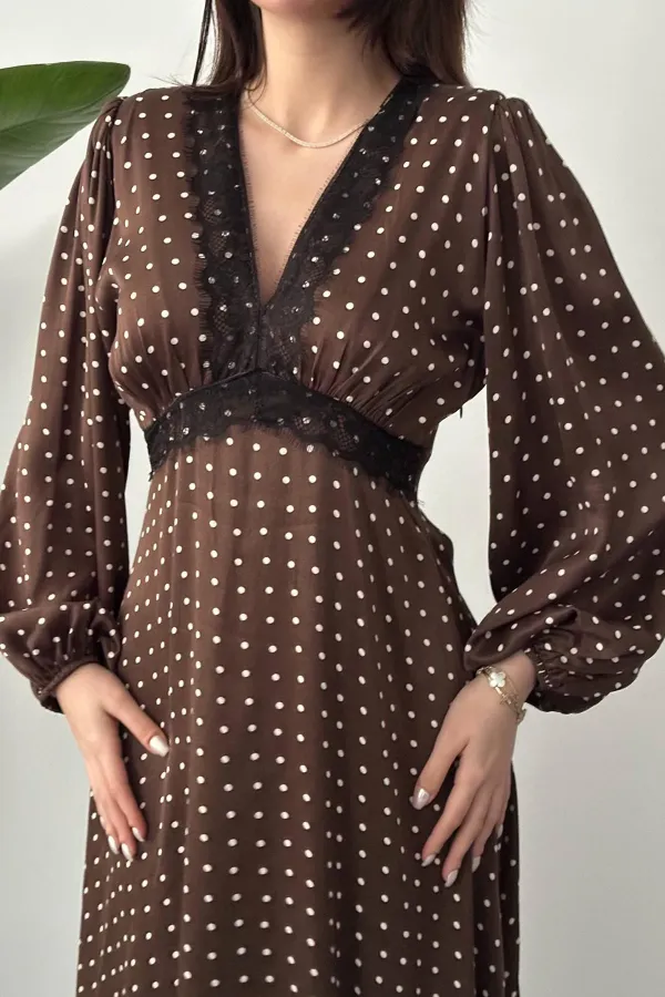 Robe marron satinée à pois avec détails en dentelle, vendue en gros