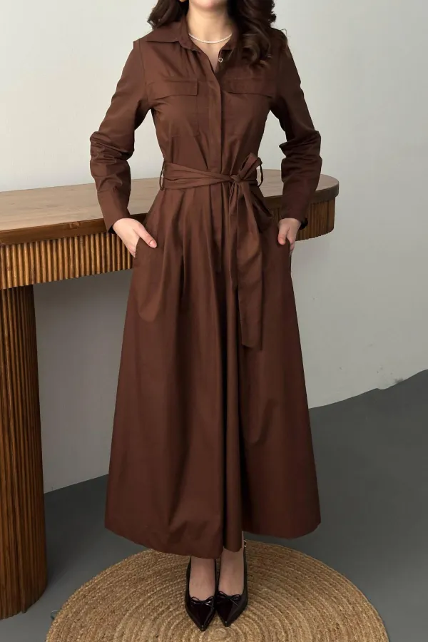 Robe en popeline marron boutonnée en gros