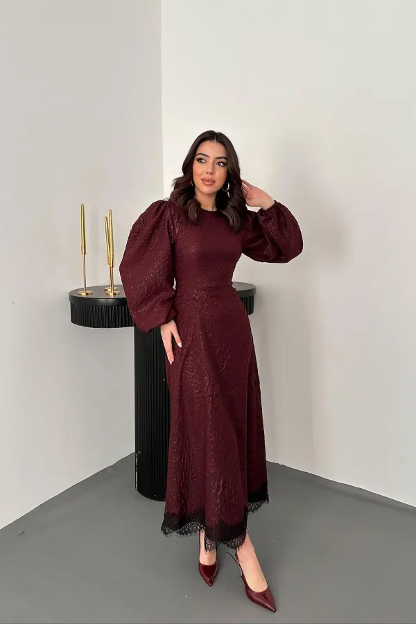 Robe longue ceinturée en dentelle gaufrée prune (vente en gros)
