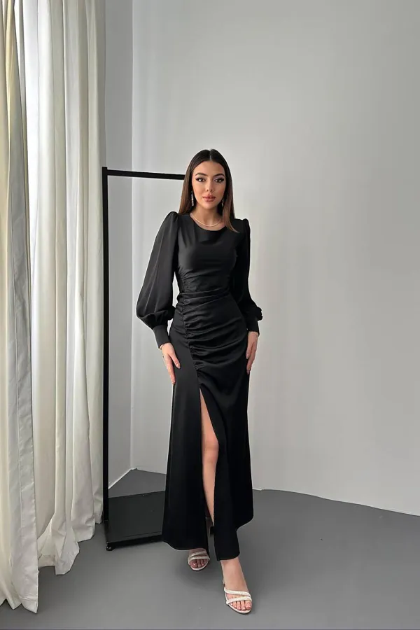 Robe en satin noir avec fente latérale et plis, vente en gros