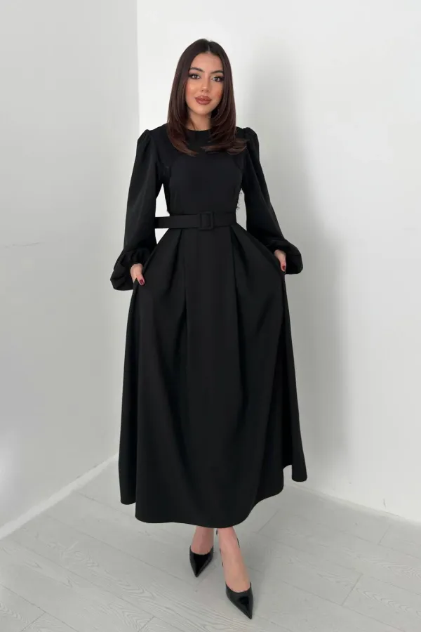 Robe noire en vente en gros avec détails en dentelle