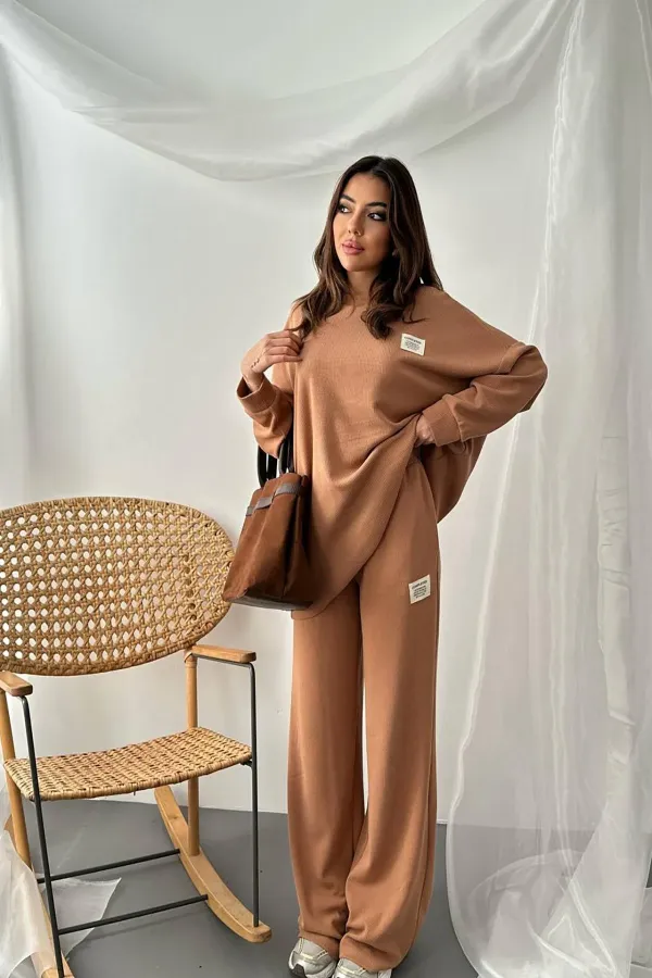 Ensemble pull et pantalon côtelés classiques Camel en gros