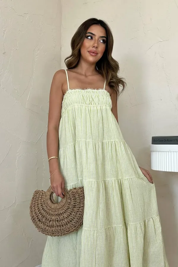 Robe en mousseline verte à rayures et bretelles en gros