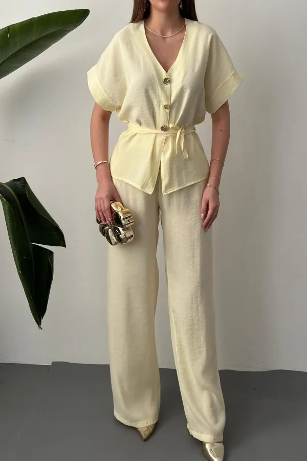 Ensemble deux pièces en modal avec détail de bouton jaune, vente en gros