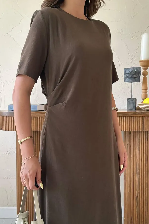 Robe marron plissée à col rond en gros