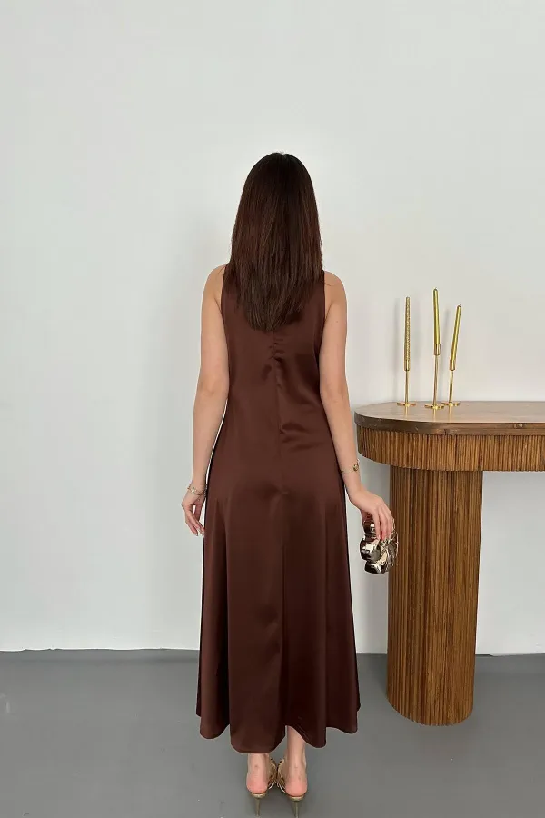 Robe en satin marron à col en V et épaules à boucle, en gros