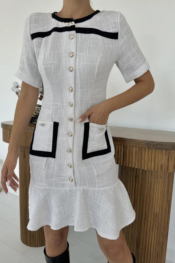 Robe blanche boutonnée à poches en gros