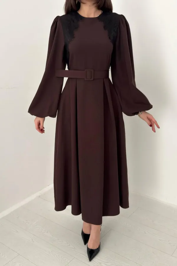 Robe marron en gros avec détails en dentelle