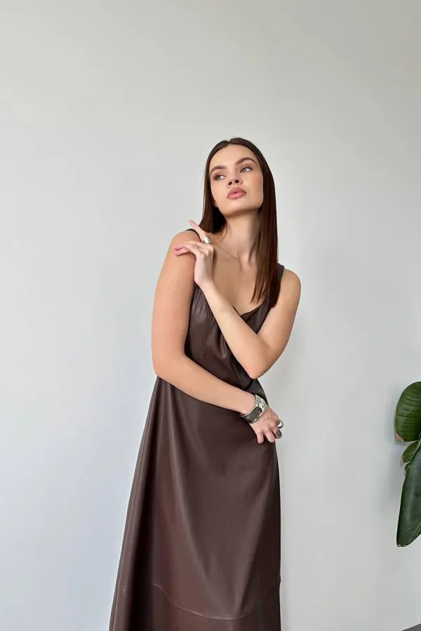 Robe en cuir marron à bretelles en gros