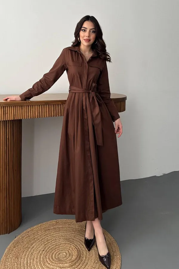 Robe en popeline marron boutonnée en gros
