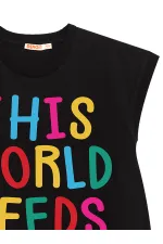 Fille magique en robe noire