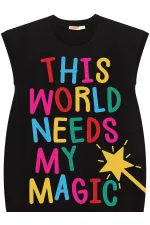 Fille magique en robe noire