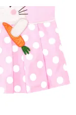 Fille obsédée par les carottes en robe rose