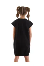 Fille magique en robe noire