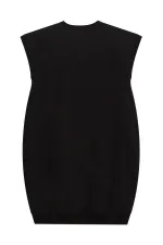 Fille magique en robe noire